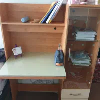 میز تحریر و کتابخانه