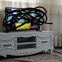 تلویزیون با میز جاکفشی بخاری جارو برفی و پرده