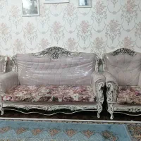 مبل تمیز با کاور شیشه ای و میز سه بعدی