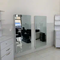 ۲عدد آینه بزرگ با این ۲کمد آرایشگری