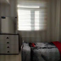 تخت و میز و آیئنه و کتابخانه