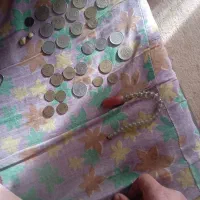 سکه قدیمی پهلوی  و یک عدد الماس اسیاب هم هست