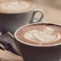 باریستا و قلیون زن