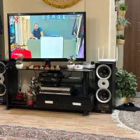 تلویزیون به همراه میز تلویزیون