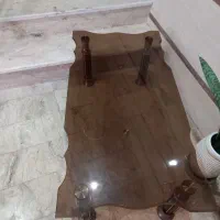 جلو میزی شیشه ایی