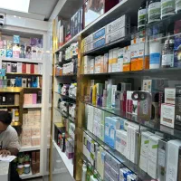 فروشنده و همکار خانم لوازم آرایشی