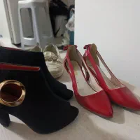 دو تا کفش سیاه وقرمز