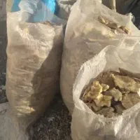 نان تمیز نانوایی خشک شده در خانه جلوی بخاری