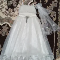 لباس مجلسی ، به همراه تعدادی کفش به فروش می رسد