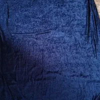 دستک پرده مخمل و پشت پنجره ای