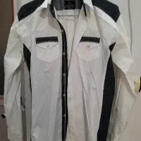 یک عدد کاپشن وژاکت و پیراهن|لباس|رشت, منظریه|دیوار