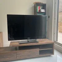 تلویزیون سامسونگ و میز چوبی