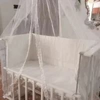 تخت نوزاد کنار مادر گهواره شو