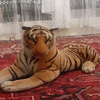 عروسک بزرگ ببر رو مبلی