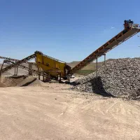 استخدام کارگر در سنگ شکن