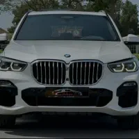 استخدام ویزیتور همراه با ماشین برای پخش مواد غذایی