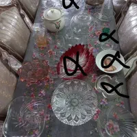 تعدادی ظروف کریستال به فروش میرسد