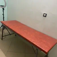 یک تخت آرایشگاهی و یک ویترین سالم درحد نو