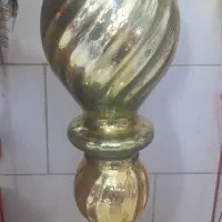 گلدان طلایی کنار سالنی