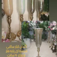 گلدان شیشه ای پایه فلزی کنار سالنی