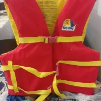 جلیقه نجات و کلاه و عینک شنا