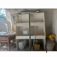 یک عدد مبل و یه میز و یه قفسه ایستاده مناسب مغازه