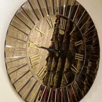 ساعت دیواری خاص و میز و گلدان