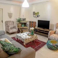 به یک خانم جهت نظافت منزل