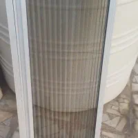 پنجره و چند عدد شیشه دوجداره.ویک عدد توری