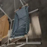 گهواره و تخت کنار مادر