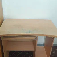 میز تحریر وکامپیوتر