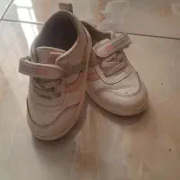 تعدادی کفش کتانی در حد نو بچگانه