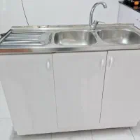 سینک ظرفشویی همراه با شیر و کابینت