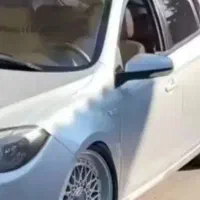 راننده با ماشین برای مسافرت یا سفر بیرون شهر