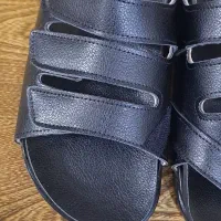 یک جفت صندل طبی به همراه یک جفت کفی طبی