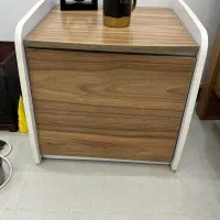 پاتختی و کمد کوتاه کنار تخت