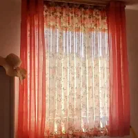 پرده و حریر روی آن