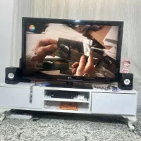 تلویزون ۴۶ بسیار تمیز با میز ریگان