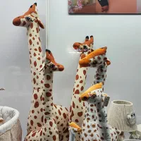 زرافه کنار اتاق