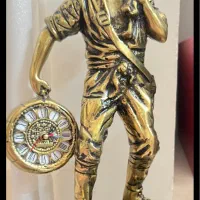 مجسمه کنار سالنی