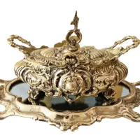 برنز  و ویترین چوبی