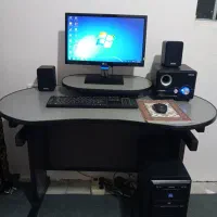 کامپیوتر رومیزی با میزو صندلی گردان