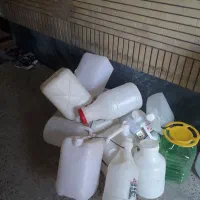 تعدادی قمقمه تمیز  شسته وسالم|ظروف نگهدارنده، پلاستیکی، یکبارمصرف|شهرکرد, |دیوار