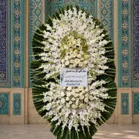تاج گل کلاسیک و مدرن در زمینه تسلیت ختم دسته سبد