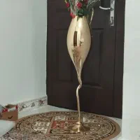 گلدان طلایی به همراه گل