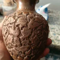 گلدان مسی قلم زنی استاد ناصر لطفی با قدمت