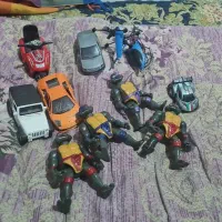 تعدادی ماشین و اکشن فیگور تقریبا سالم