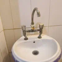 روشویی همراه با شیر دوقلو