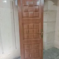 درب چوبی با قفل و دستگیره