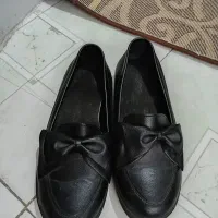 تعدادی کفش نو و چرم طبیعی